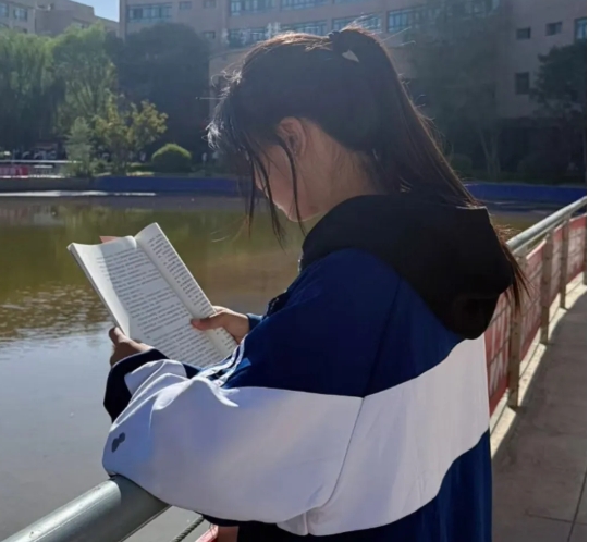 书韵校园 · 学生荐书 | 《你当像鸟飞往你的山》