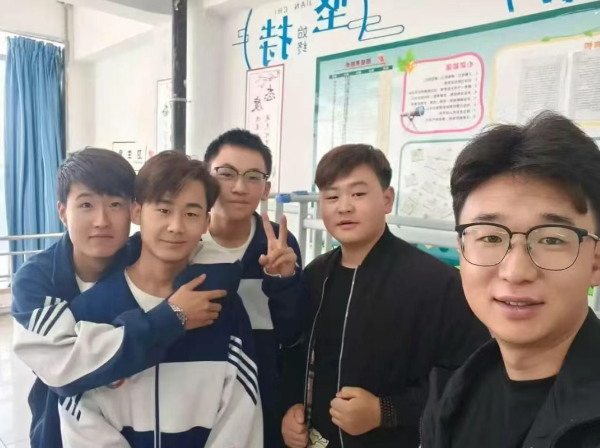 校园文字拼图・课桌旁札 | 教室里的书香时光  