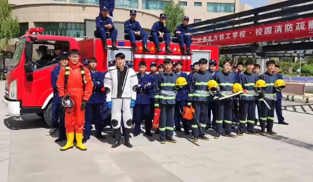 【优秀班主任系列二】守望·时光 | 李伟：以心燃灯，守护少年热血